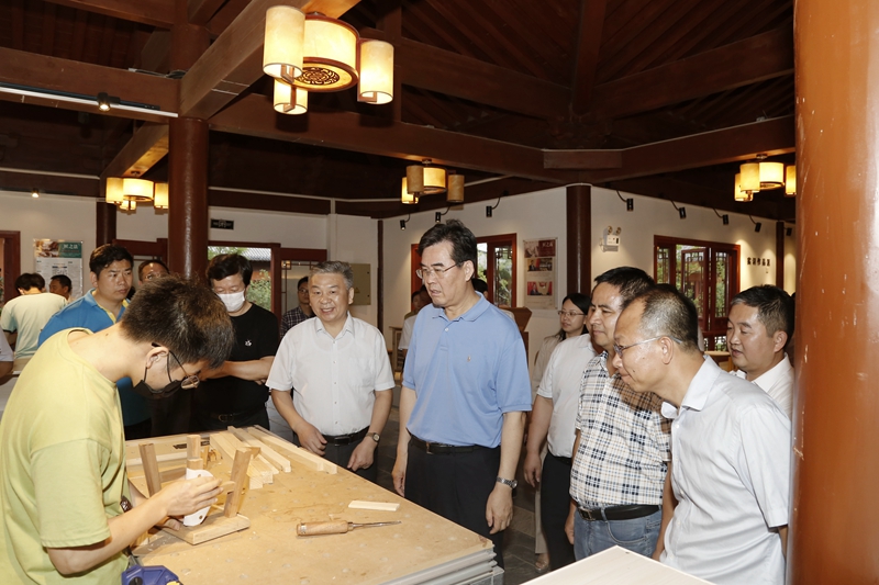 1,、李炳軍實地調(diào)研南康家具學(xué)院,，院長熊起明陪同調(diào)研.jpg