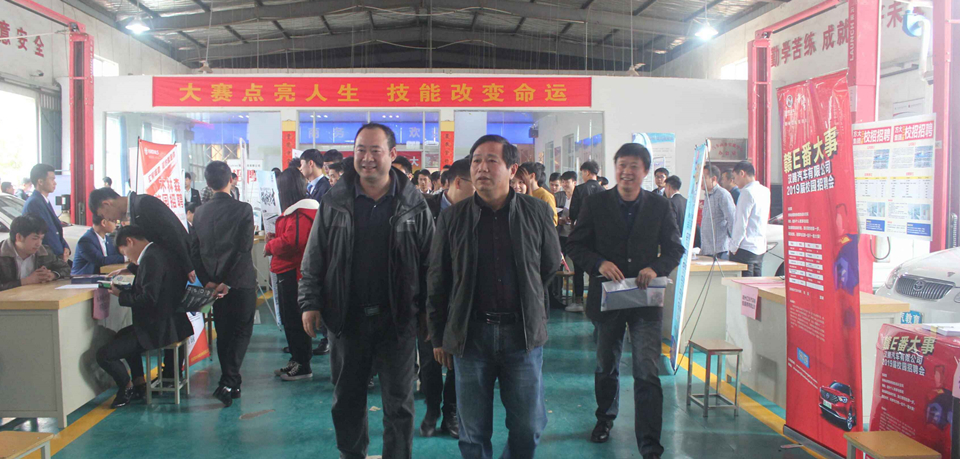 張孝金在招聘會現(xiàn)場指導.jpg