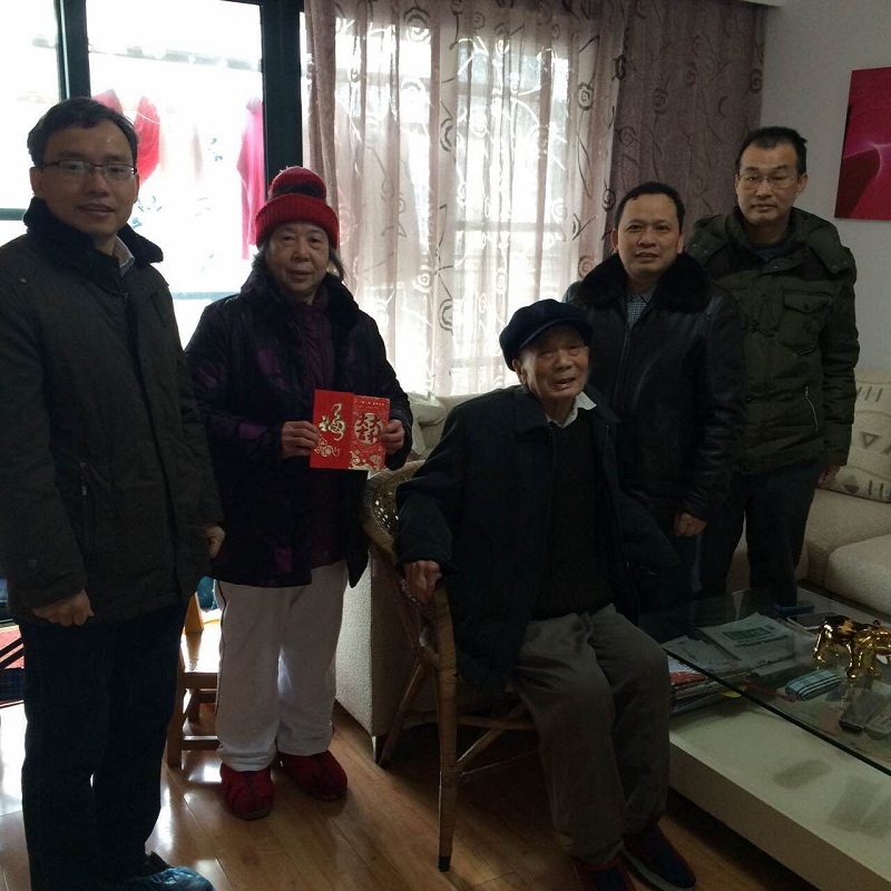 圖為學(xué)院黨委書記肖忠優(yōu)一行慰問離退休教職工陳任官夫妻（中）.jpg