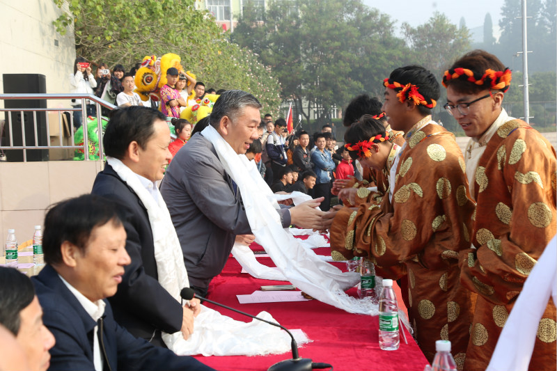 6.藏族學(xué)生學(xué)院領(lǐng)導(dǎo)獻(xiàn)哈達(dá).JPG