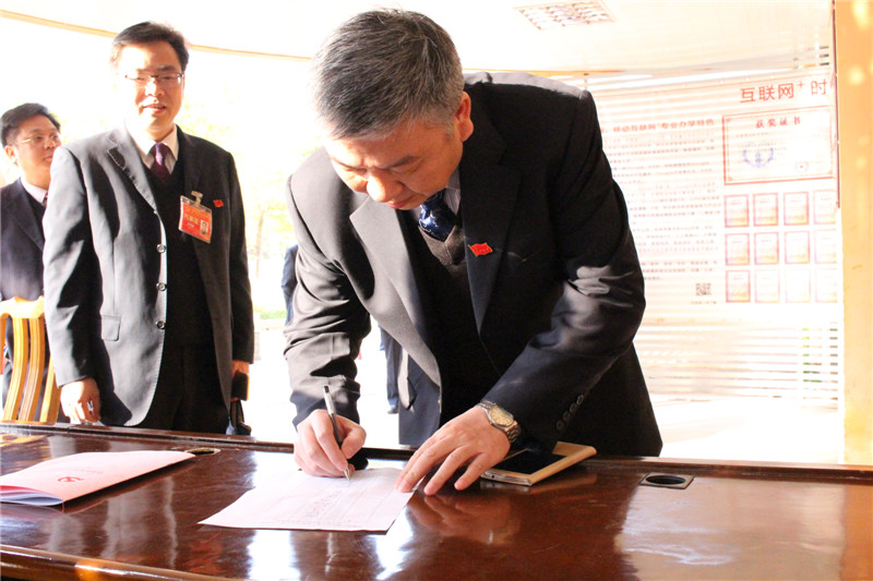 2、統(tǒng)一穿正裝，佩戴黨徽.jpg