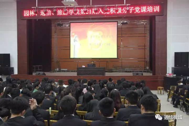 物聯(lián)網(wǎng)專業(yè)學生作品參加軟件交會.jpg