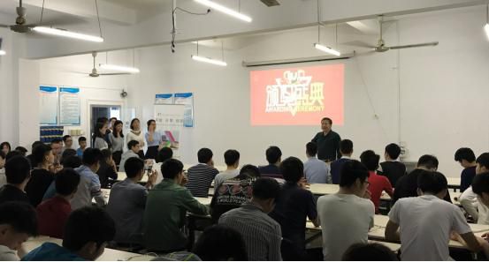 物聯(lián)網(wǎng)專業(yè)學(xué)生作品參加軟件交會(huì).jpg