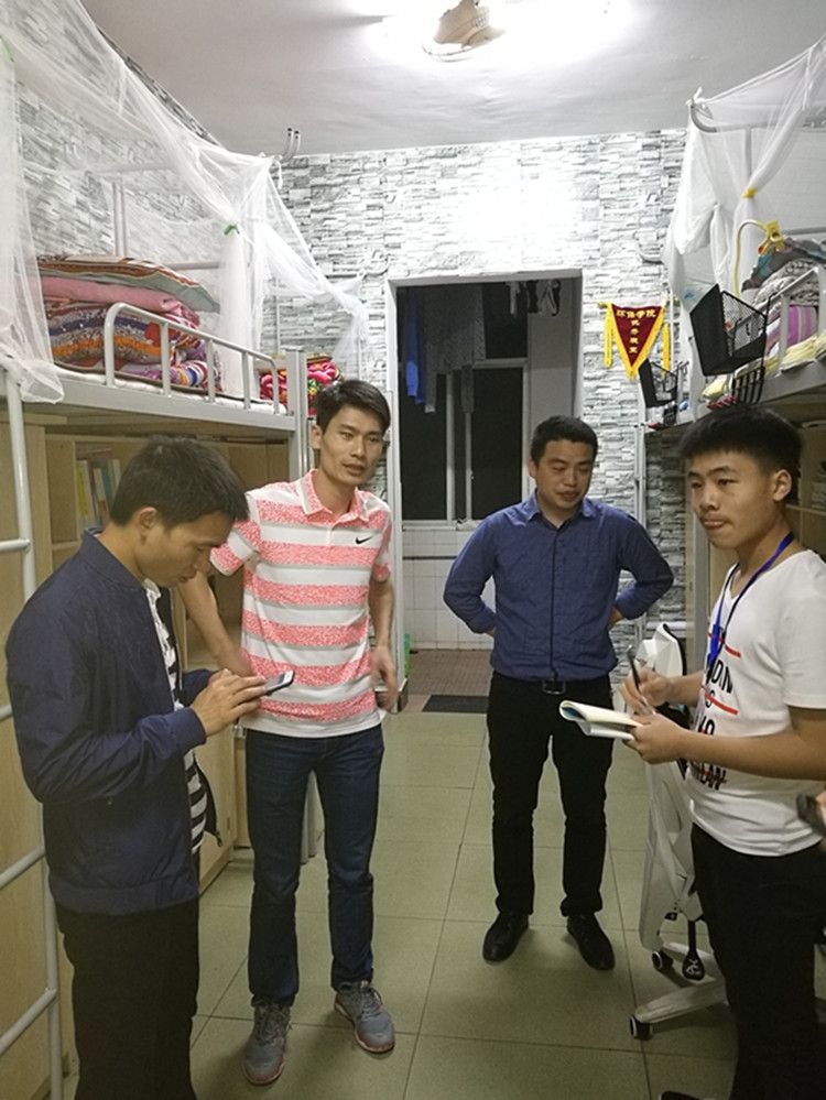 物聯(lián)網專業(yè)學生作品參加軟件交會.jpg