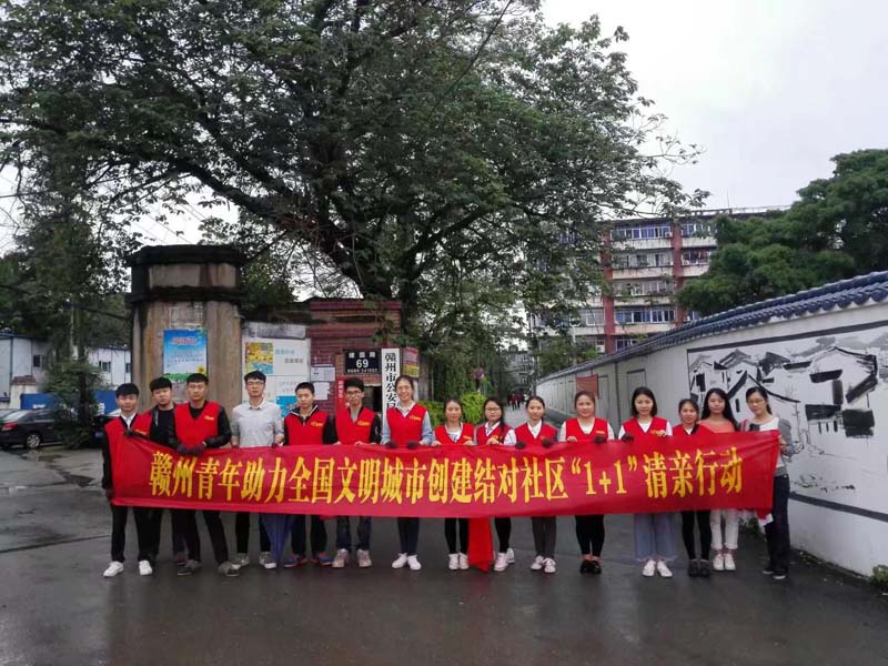 物聯(lián)網(wǎng)專業(yè)學(xué)生作品參加軟件交會(huì).jpg