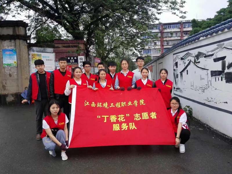 物聯(lián)網(wǎng)專業(yè)學(xué)生作品參加軟件交會(huì).jpg