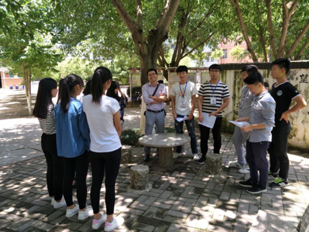 物聯(lián)網(wǎng)專(zhuān)業(yè)學(xué)生作品參加軟件交會(huì).jpg