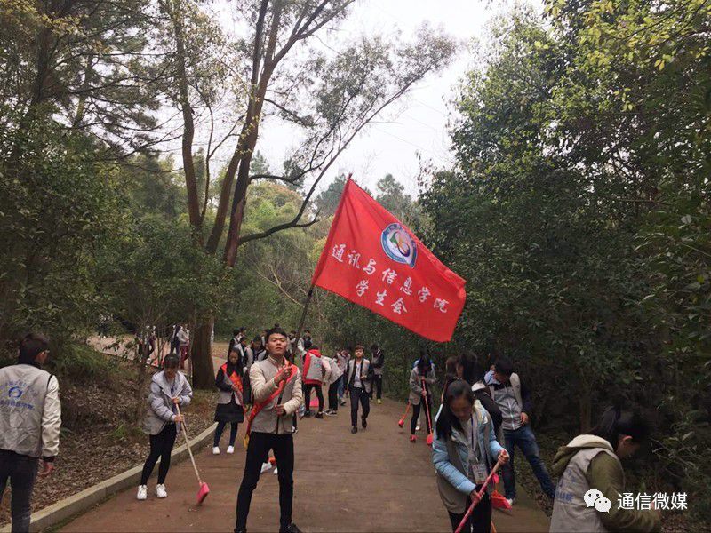 物聯(lián)網(wǎng)專業(yè)學(xué)生作品參加軟件交會.jpg