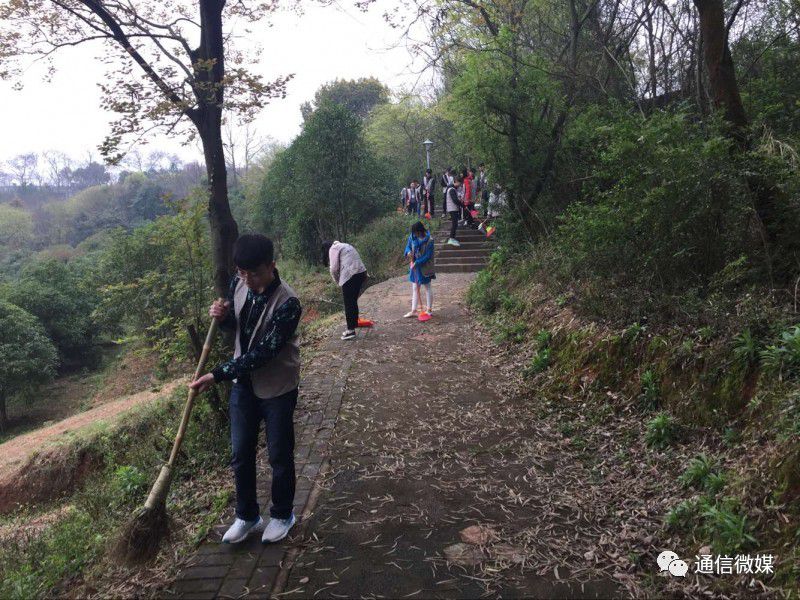 物聯(lián)網(wǎng)專業(yè)學(xué)生作品參加軟件交會.jpg