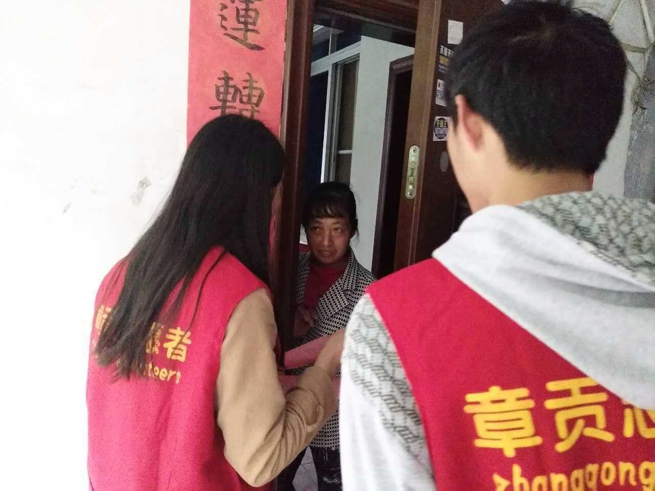 物聯(lián)網(wǎng)專業(yè)學(xué)生作品參加軟件交會(huì).jpg