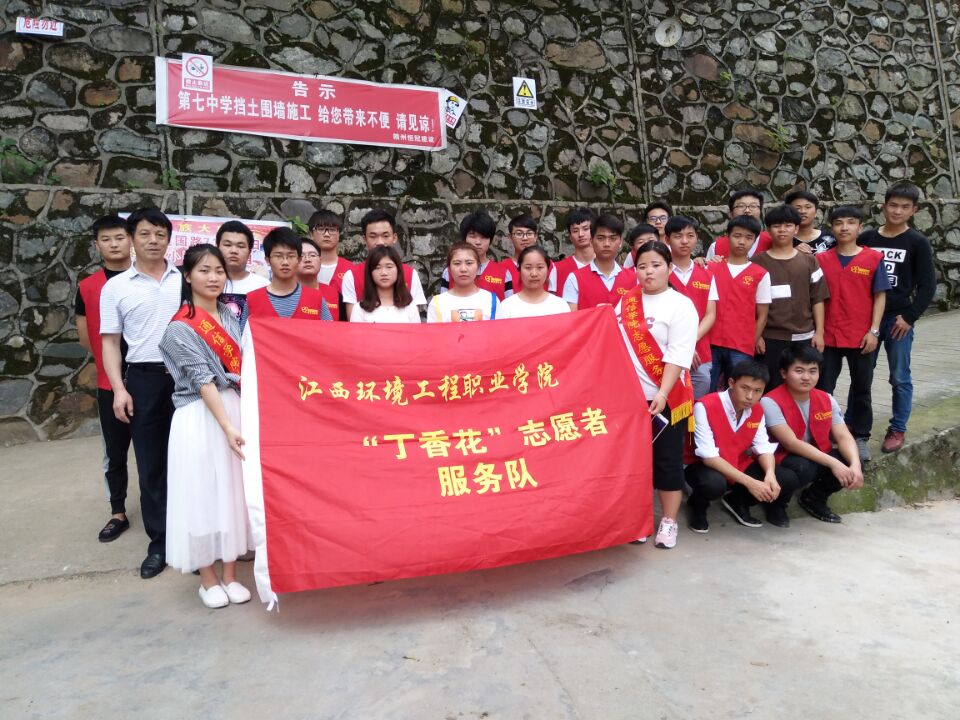 物聯(lián)網(wǎng)專業(yè)學(xué)生作品參加軟件交會(huì).jpg