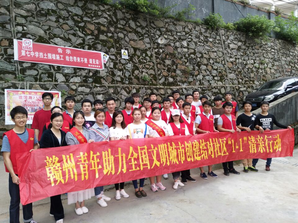 物聯(lián)網(wǎng)專業(yè)學(xué)生作品參加軟件交會(huì).jpg