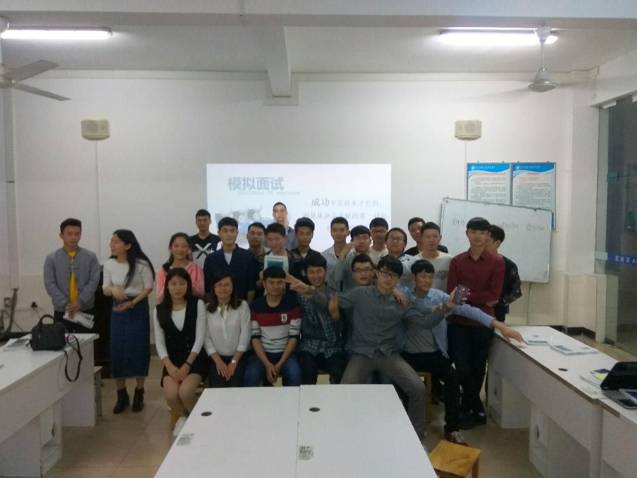 物聯(lián)網(wǎng)專業(yè)學生作品參加軟件交會.jpg