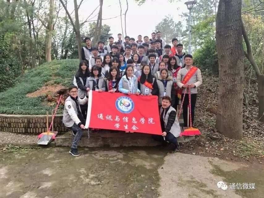 物聯(lián)網(wǎng)專業(yè)學(xué)生作品參加軟件交會.jpg