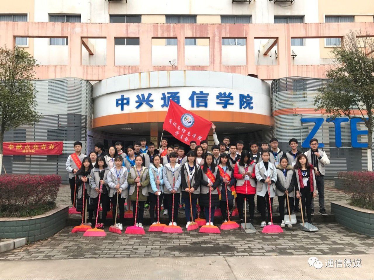 物聯(lián)網(wǎng)專業(yè)學(xué)生作品參加軟件交會.jpg