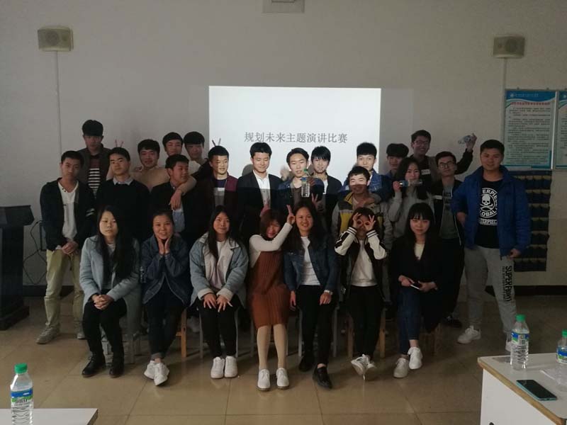 物聯(lián)網(wǎng)專業(yè)學(xué)生作品參加軟件交會(huì).jpg