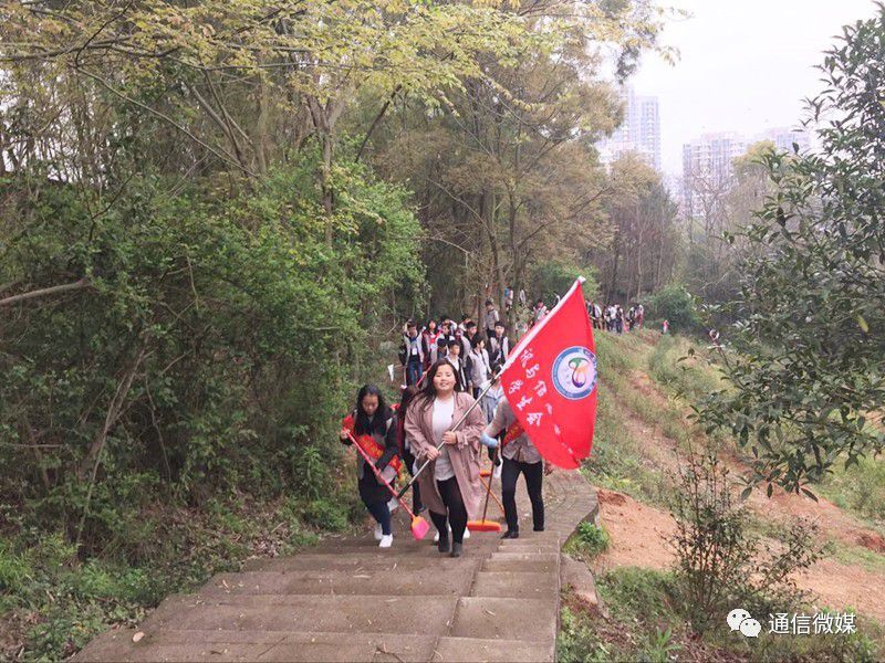 物聯(lián)網(wǎng)專業(yè)學(xué)生作品參加軟件交會.jpg