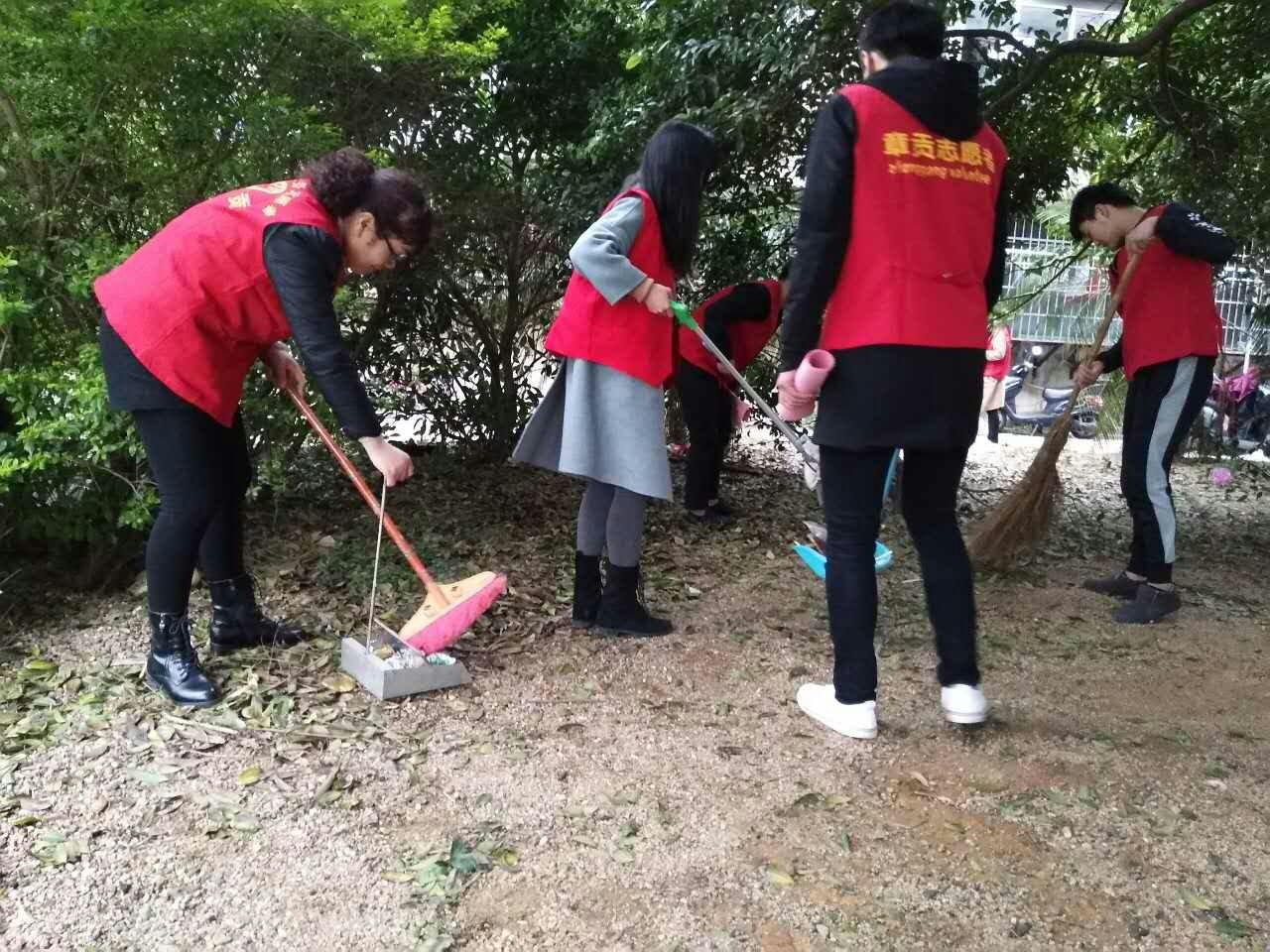 物聯(lián)網(wǎng)專業(yè)學(xué)生作品參加軟件交會(huì).jpg
