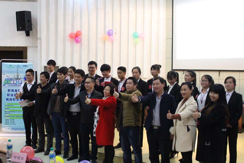 物聯(lián)網專業(yè)學生作品參加軟件交會.jpg