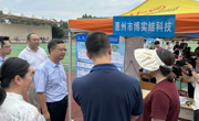 黨委書記鐘傳宇和到校招聘企業(yè)進(jìn)行交談